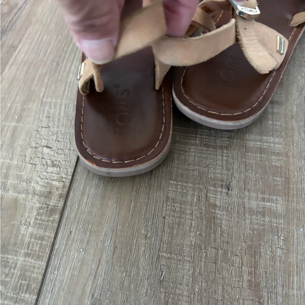 TOMS Lexie sandstorm metallic flat sandals size 7 tan
